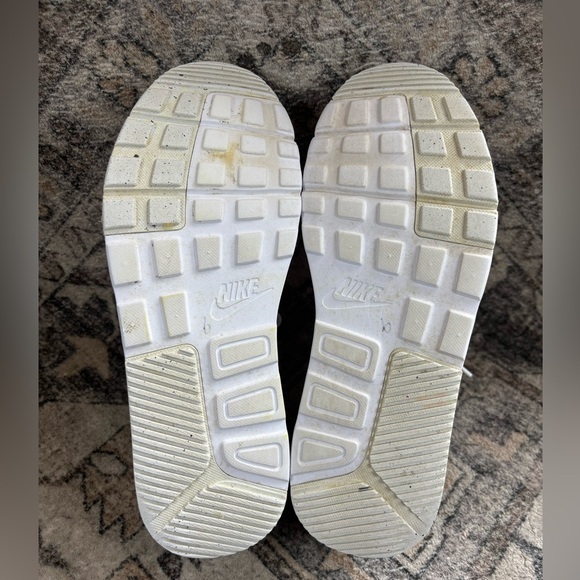 Athletic_Shoes